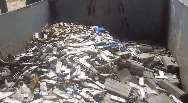 Décharge des piles et accumulateurs à Garage Marine Cameroon (GMC) 3