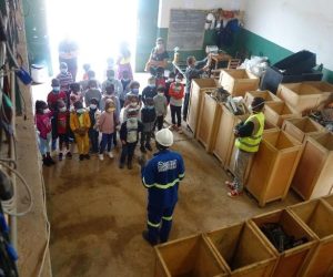 Visite des élèves de l’école primaire Fustel de Coulanges en atelier de traitement des D3E de Solidarité Technologique 1